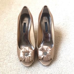 CAPARROS Gold Silk Narita 👀 Peep Toe Pump